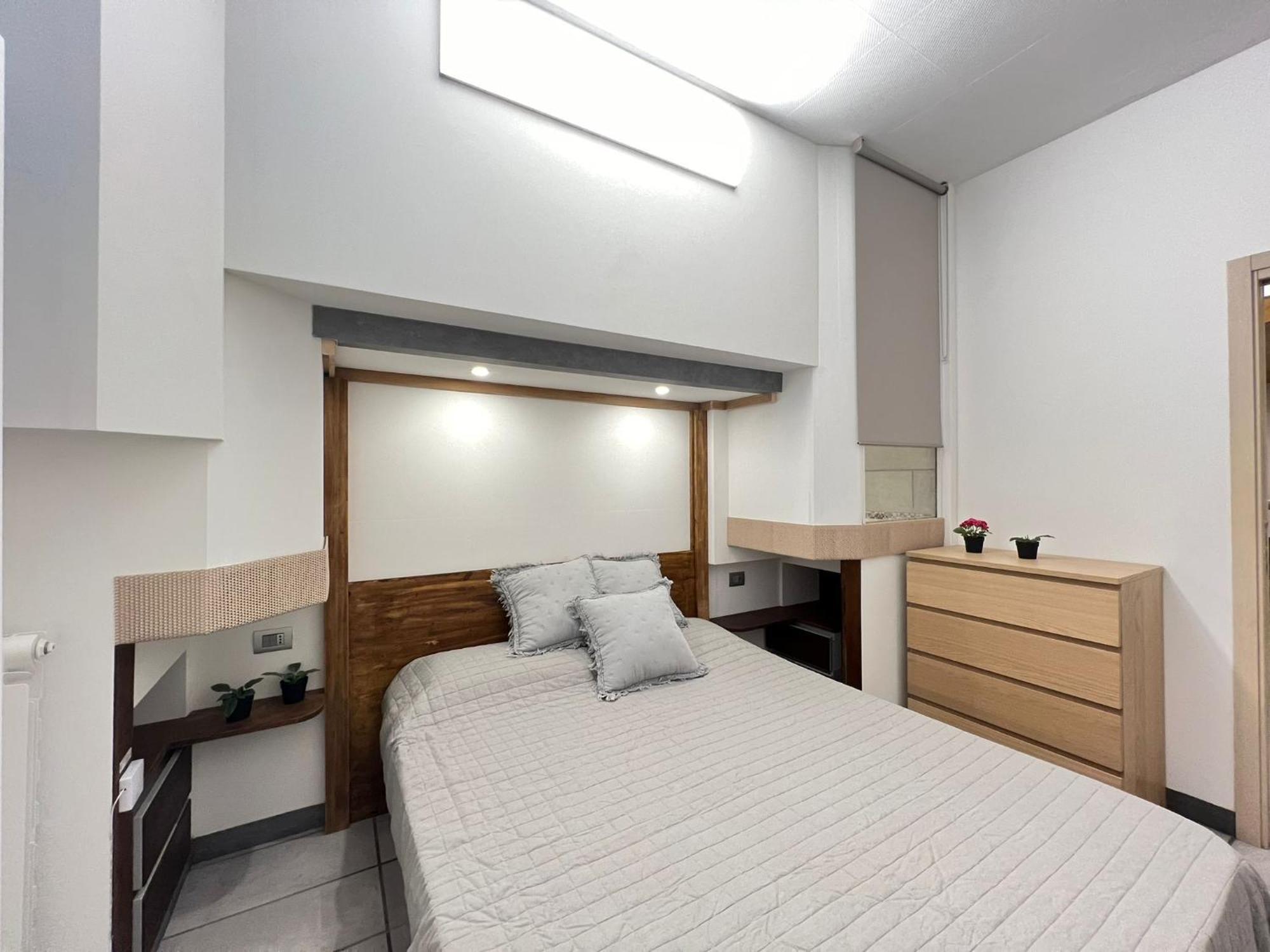 "R&P Apartment", Short Term Stay, Elegant Design, Bisceglie Metro Station, Easy For San Siro And Fiera Milano, Free Parking — Foto 1